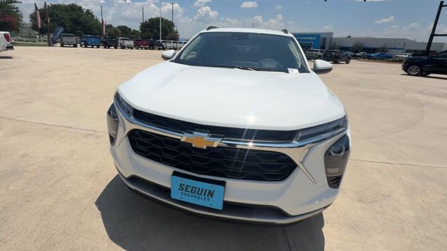 Used 2025 Chevrolet Trax LT FWD image 3
