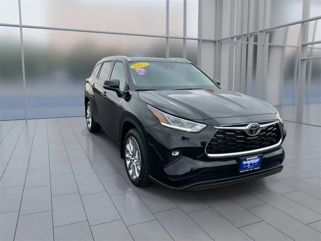 Used 2023 Toyota Highlander Limited image 3
