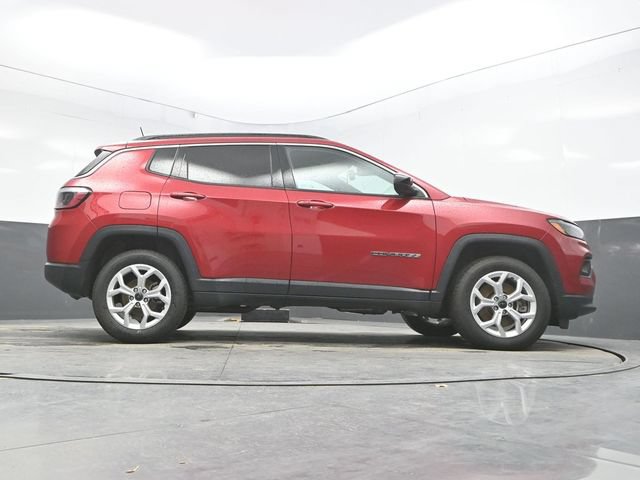 Used 2025 Jeep Compass Latitude AWD/4WD image 32