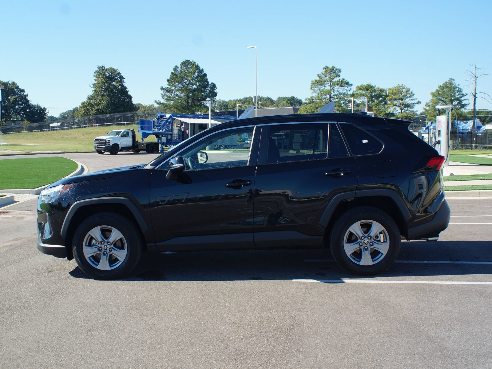 Used 2025 Toyota RAV4 XLE AWD/4WD image 12