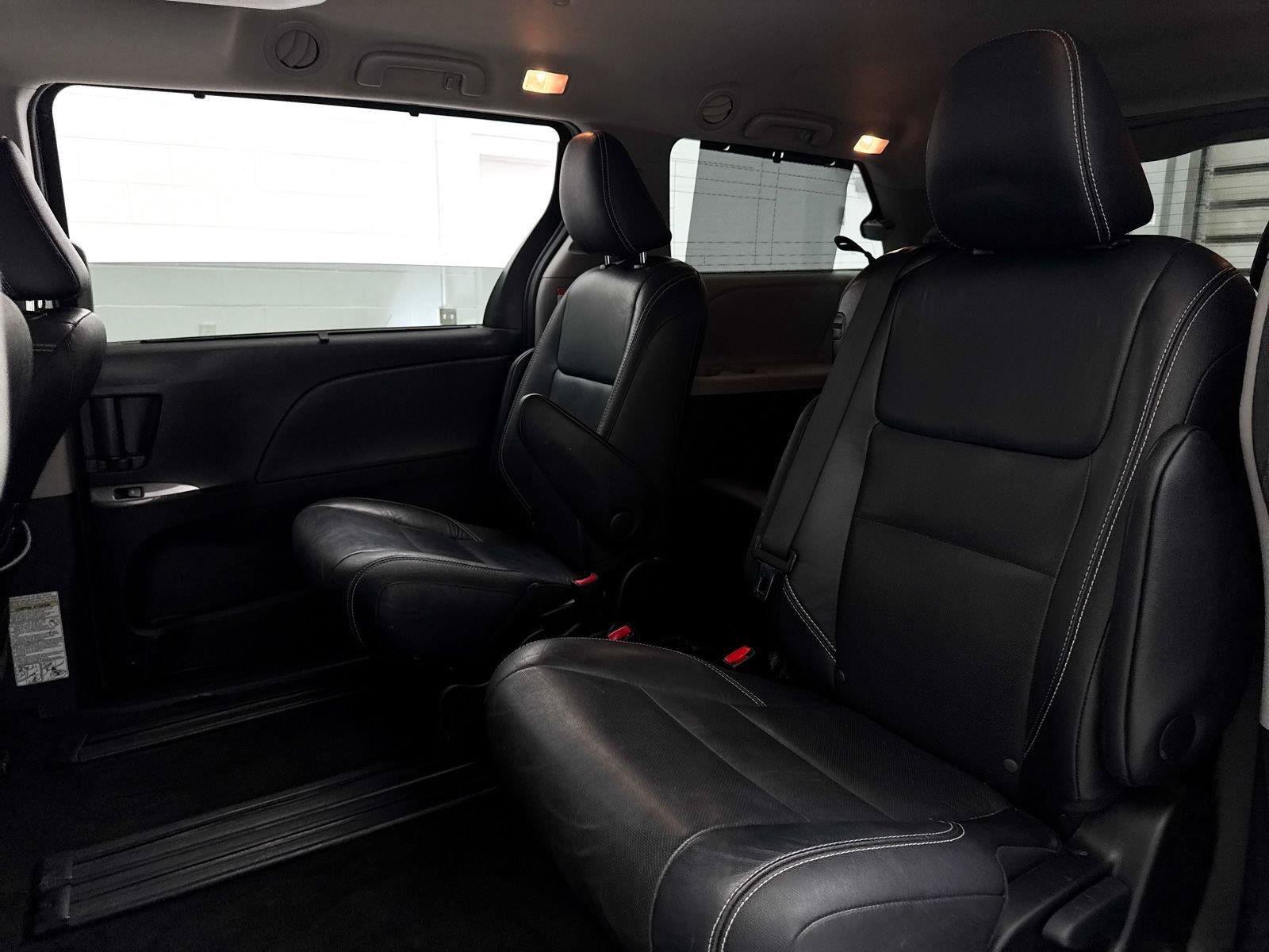 Used 2017 Toyota Sienna SE Premium FWD image 25