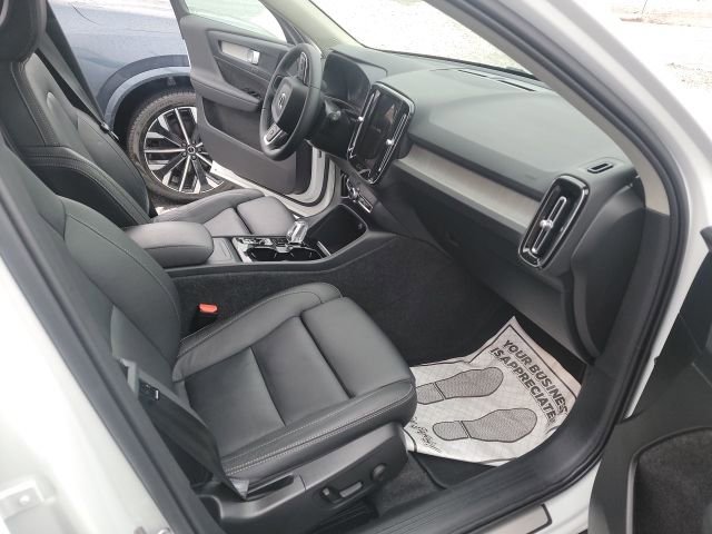 Used 2024 Volvo XC40 B5 Plus AWD/4WD image 8