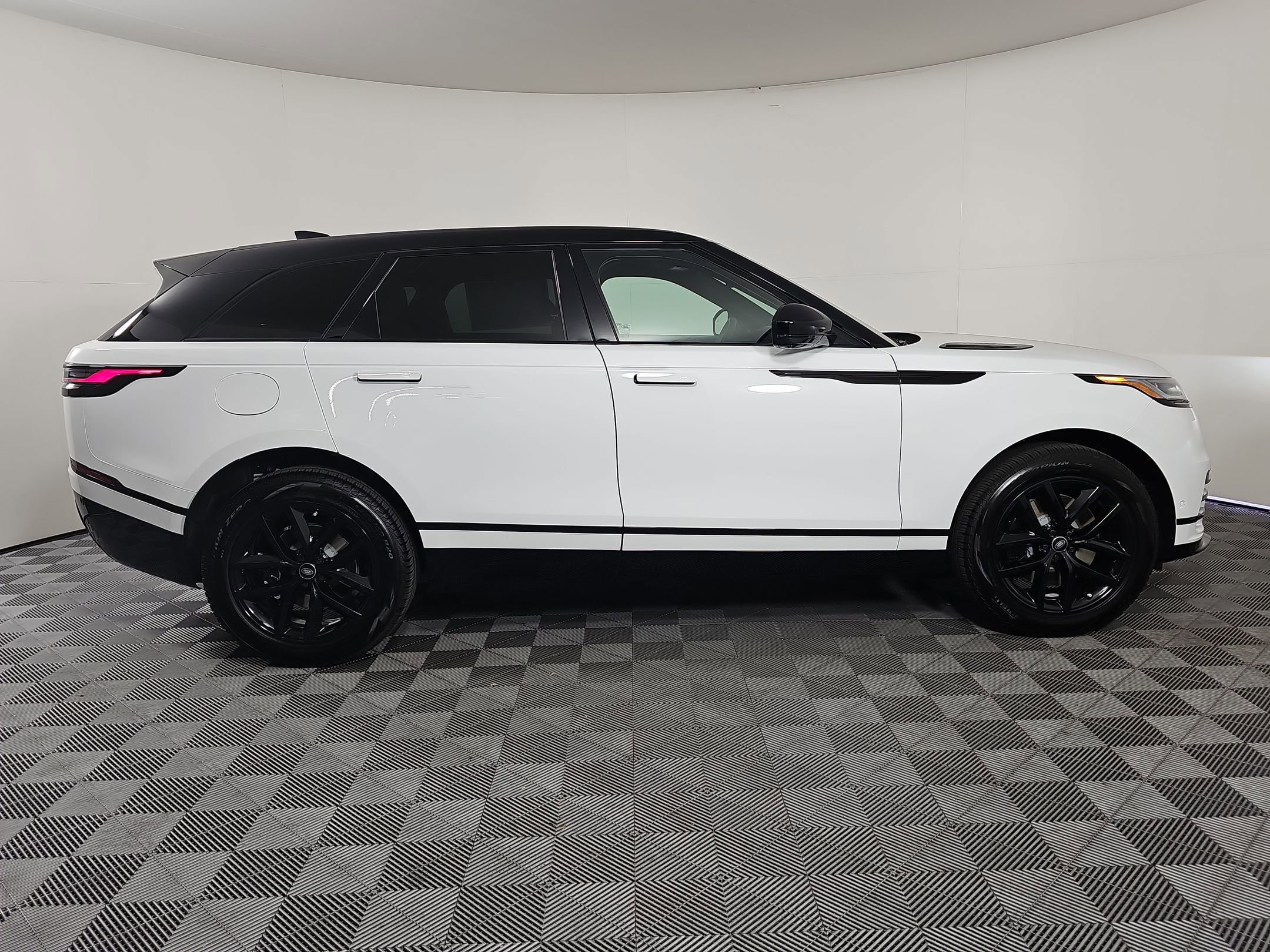 New 2026 Land Rover Range Rover Velar Dynamic SE image 7