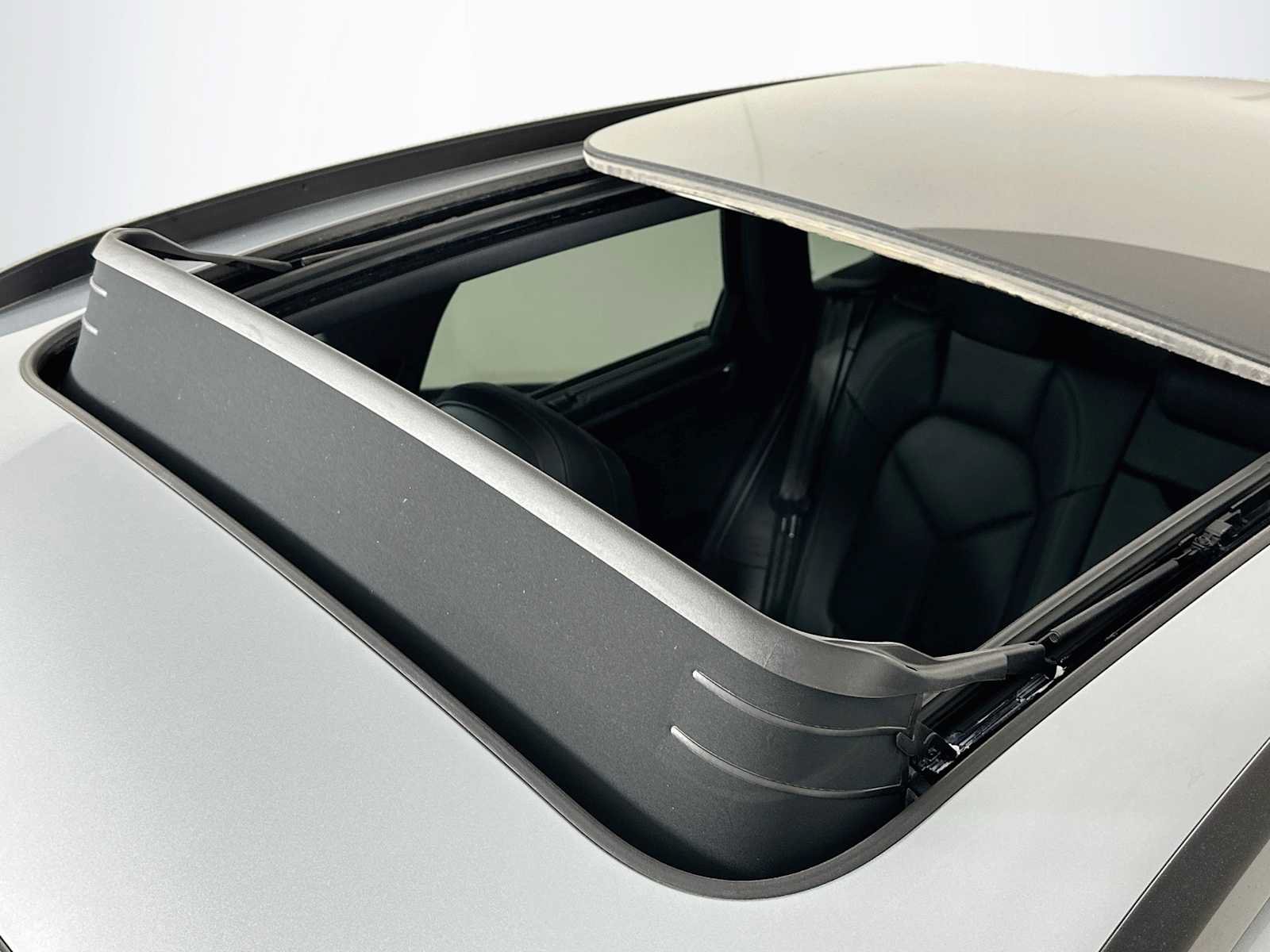 Certified 2023 Porsche Macan AWD/4WD image 22