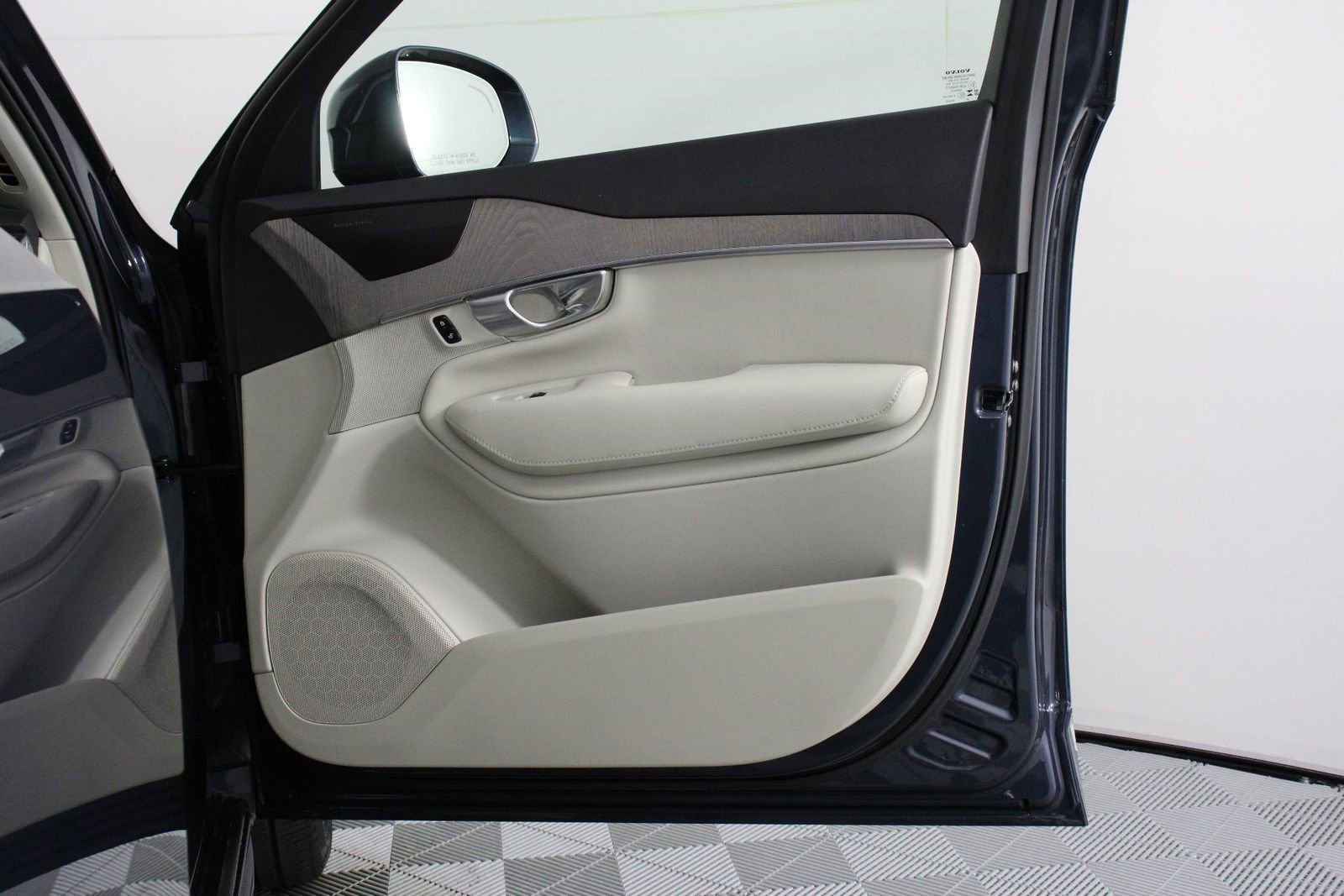 Certified 2023 Volvo XC90 T8 Plus w/ Protection Package Premier image 21