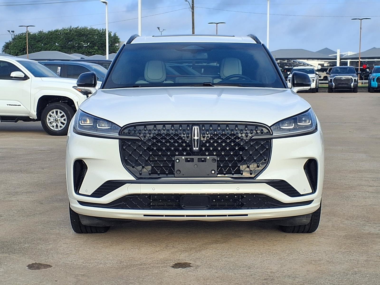 Used 2025 Lincoln Aviator Black Label w/ Jet Appearance Package AWD/4WD image 2