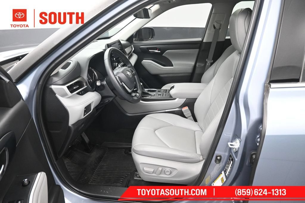 Used 2022 Toyota Highlander XLE AWD/4WD image 9