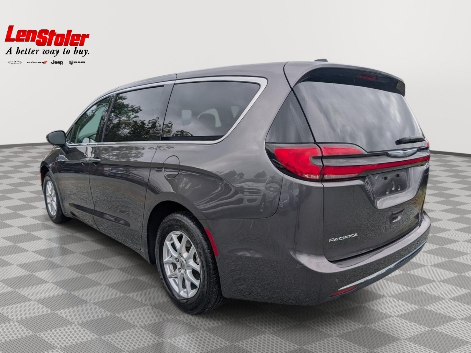 Used 2023 Chrysler Pacifica Touring-L FWD image 3