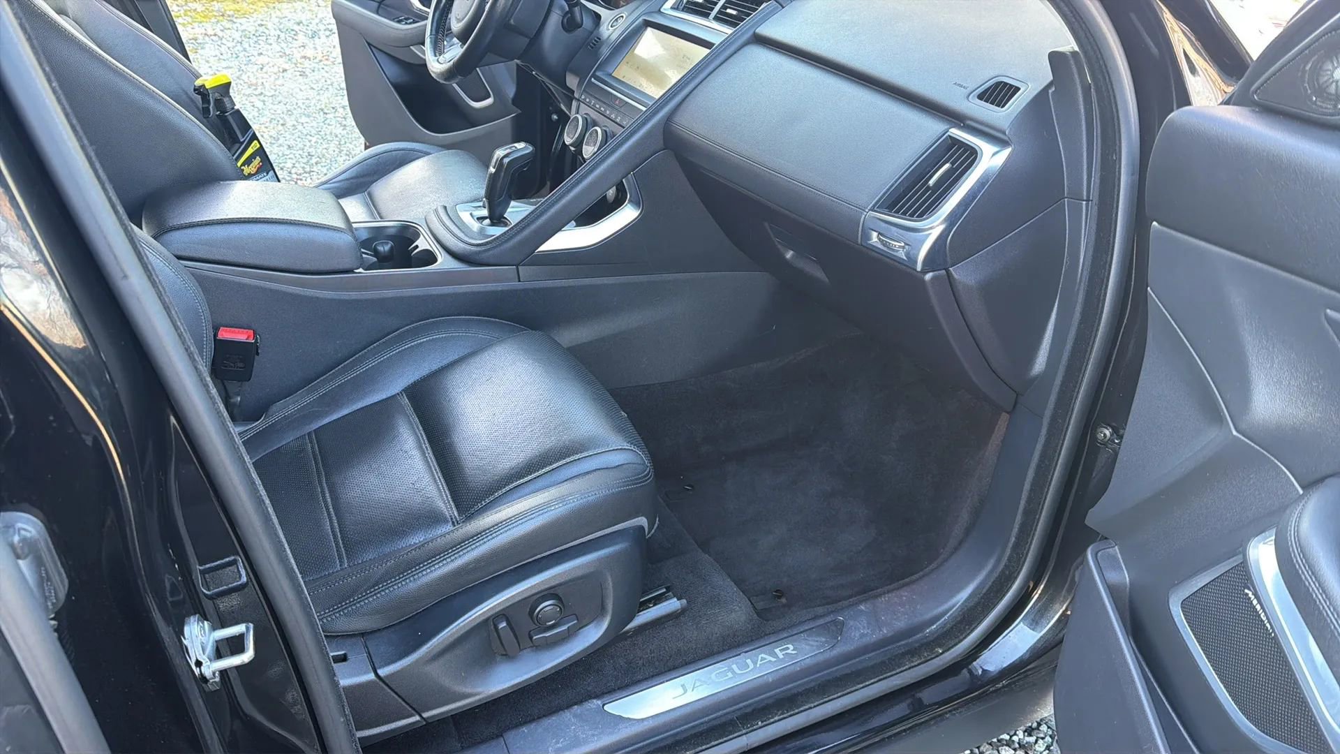 Used 2018 Jaguar E-PACE SE image 23