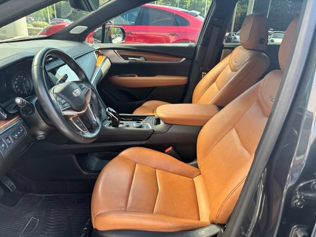 Used 2023 Cadillac XT5 Premium Luxury w/ Technology Package AWD/4WD image 4