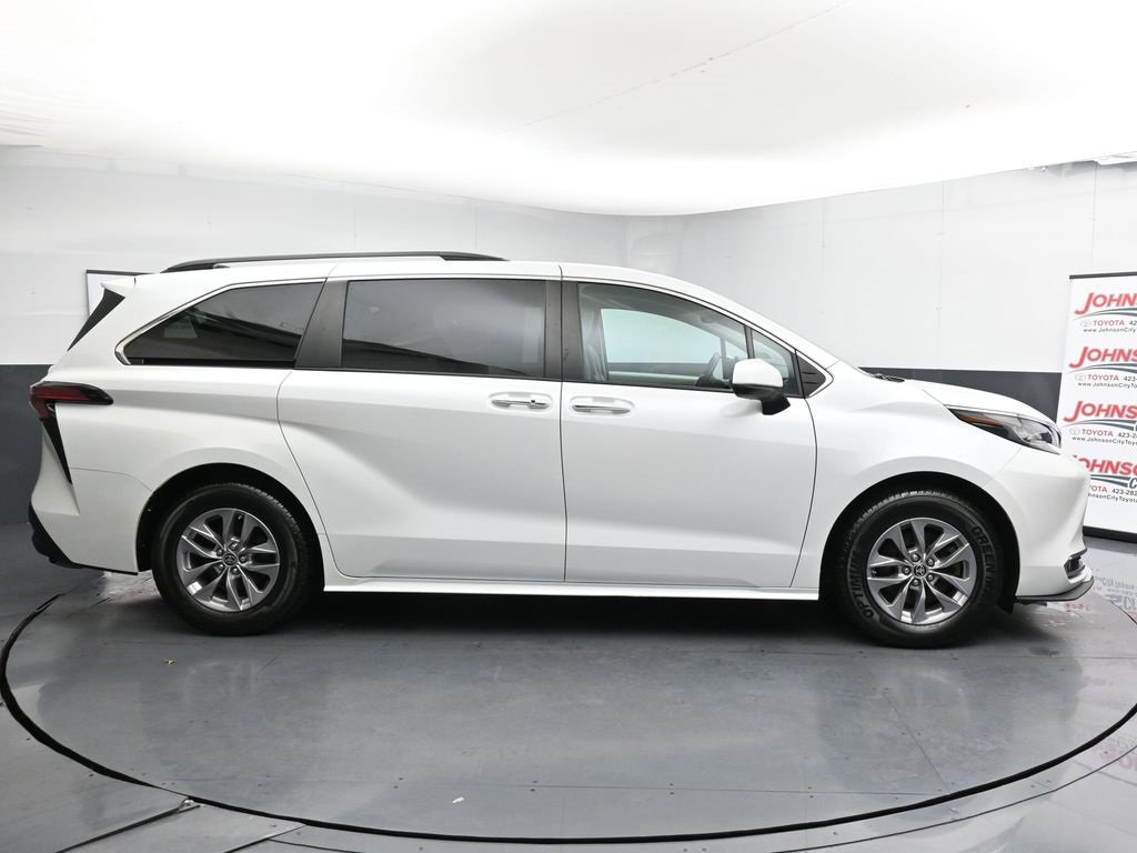 Used 2022 Toyota Sienna XLE image 9