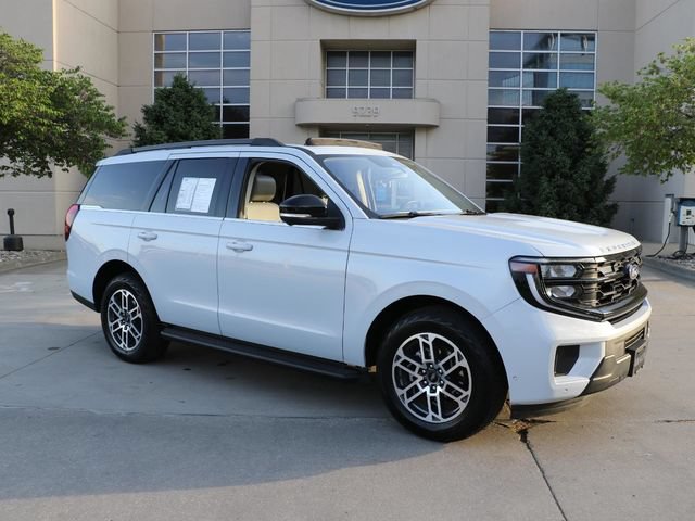 Used 2025 Ford Expedition Active AWD/4WD image 1