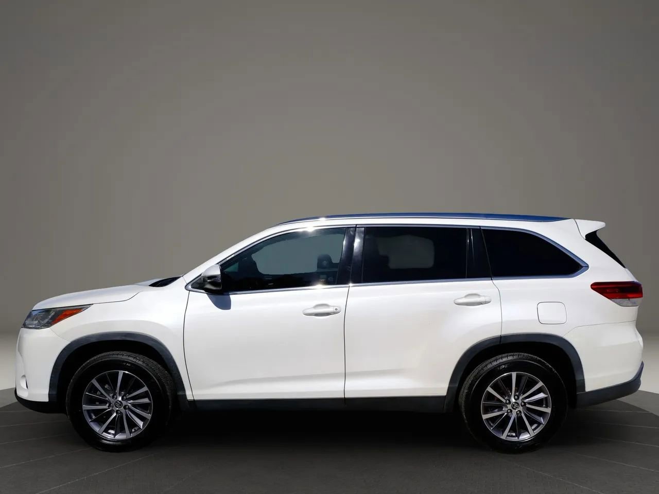 Used 2019 Toyota Highlander XLE image 3