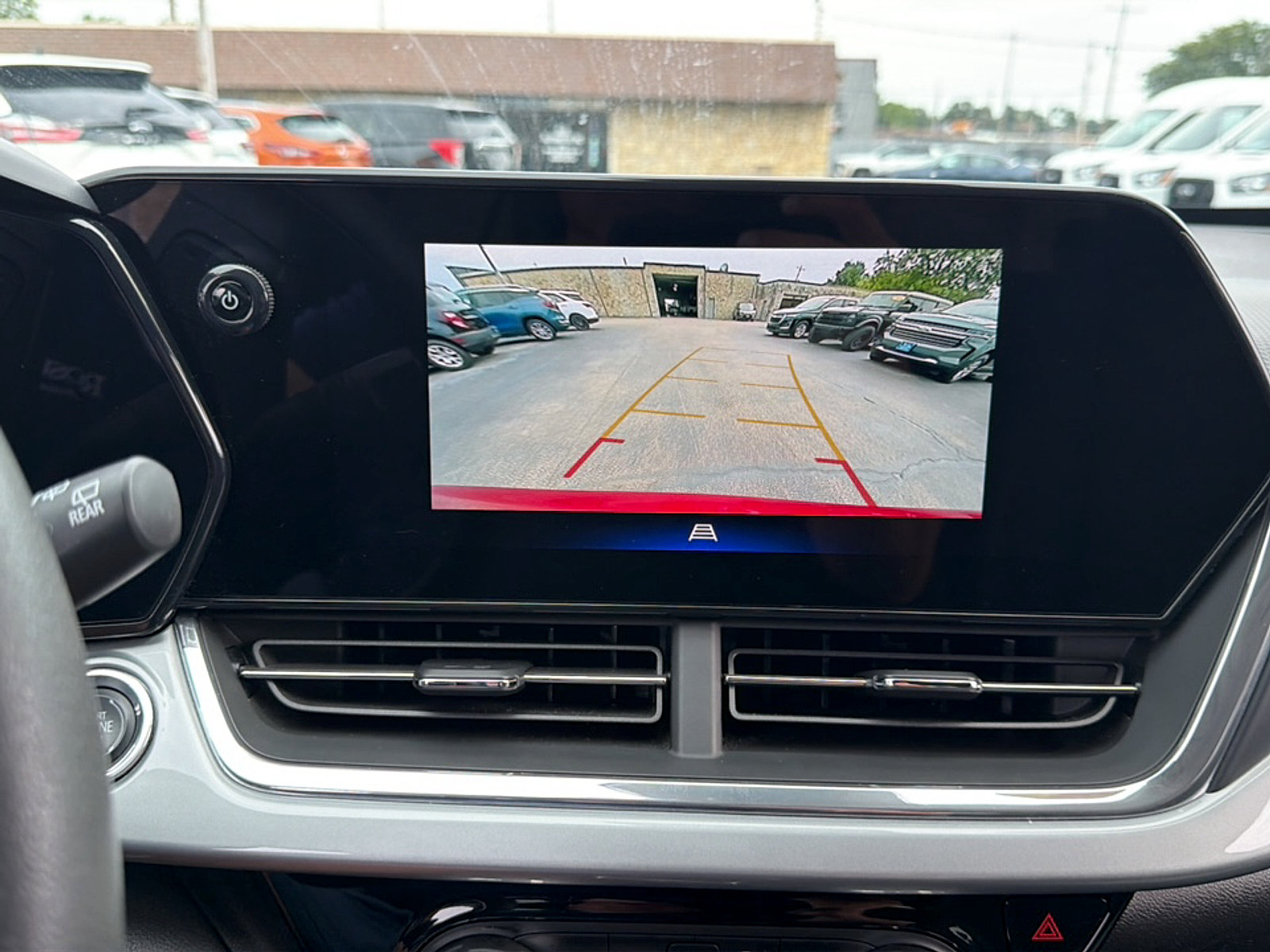 Used 2025 Chevrolet Trax LT FWD image 19
