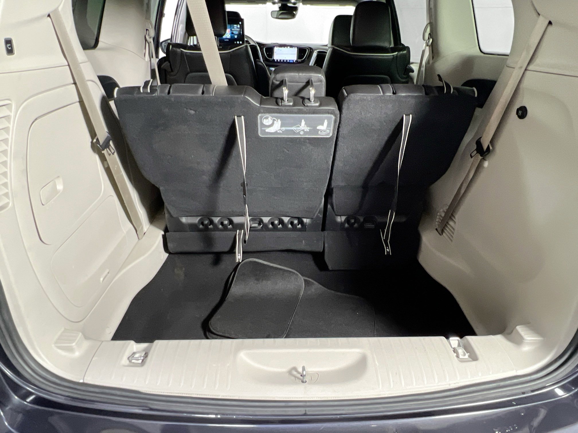 Used 2021 Chrysler Pacifica Limited w/ Uconnect Theater Family Group image 28