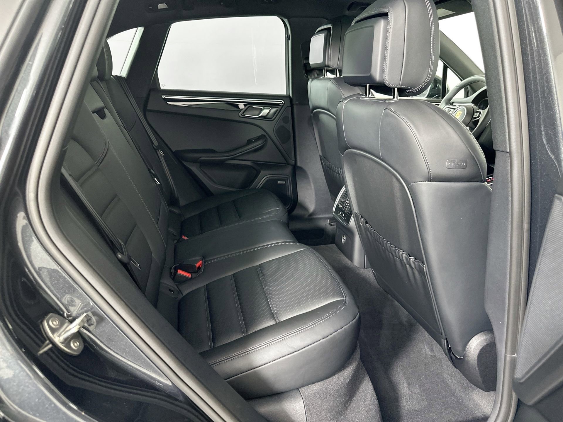 Certified 2025 Porsche Macan image 27