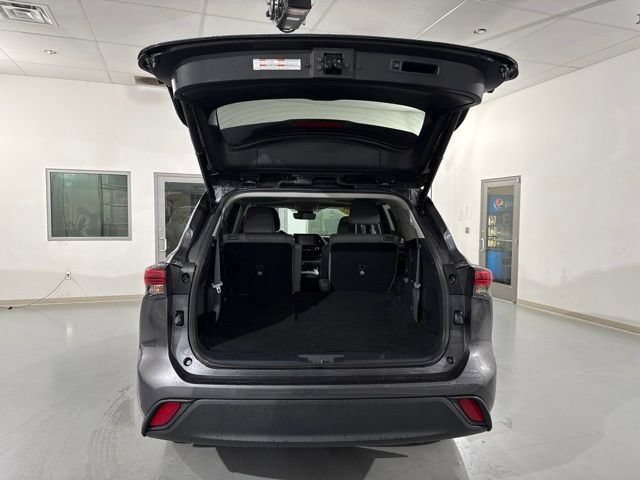 Used 2022 Toyota Highlander XLE AWD/4WD image 13