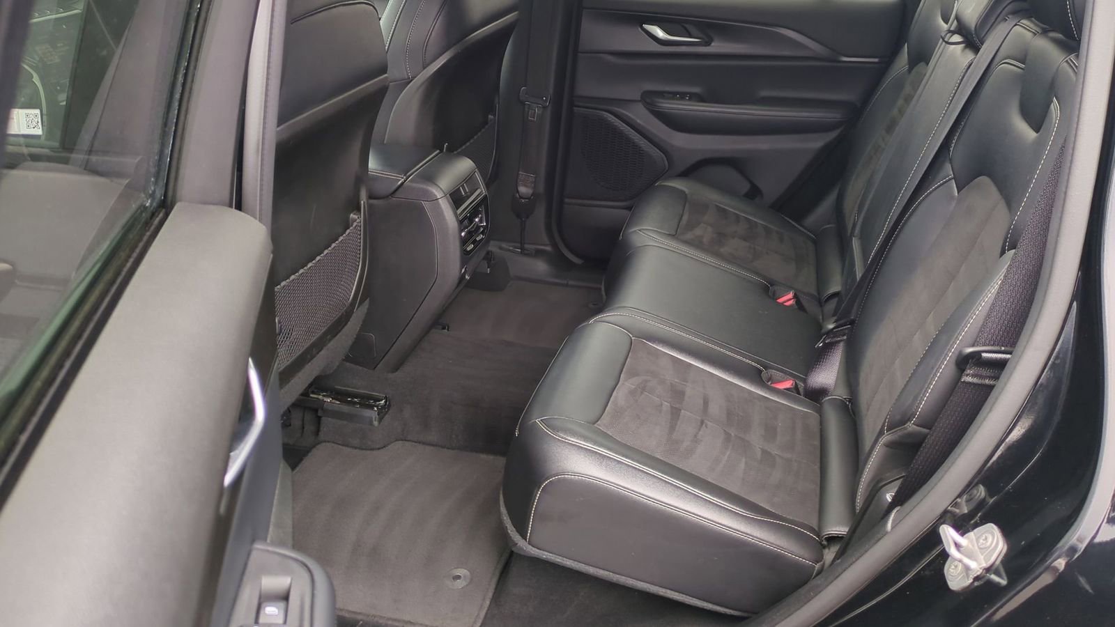 Used 2023 Jeep Grand Cherokee Altitude image 23