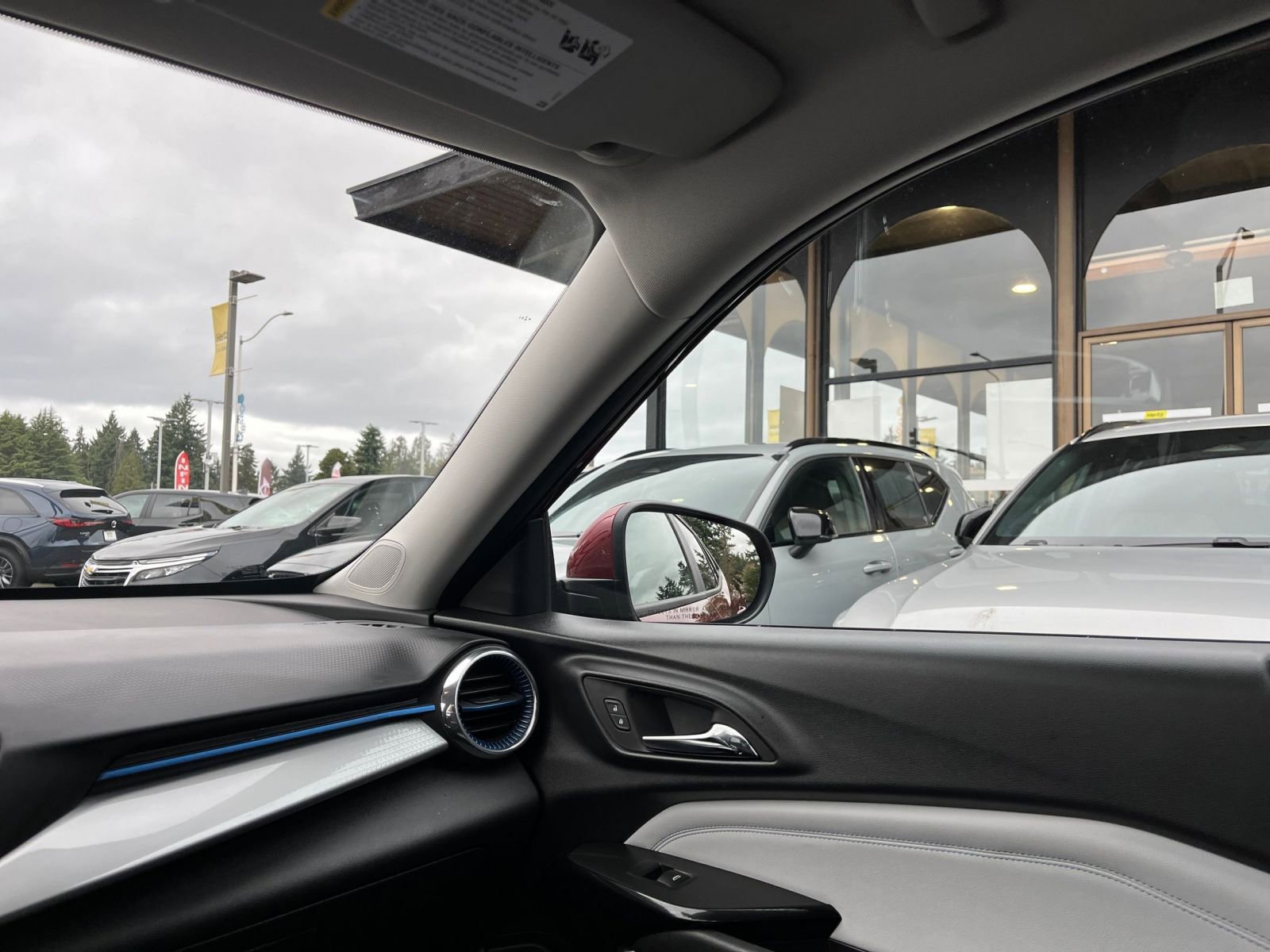 Used 2025 Chevrolet Trax LT FWD image 35