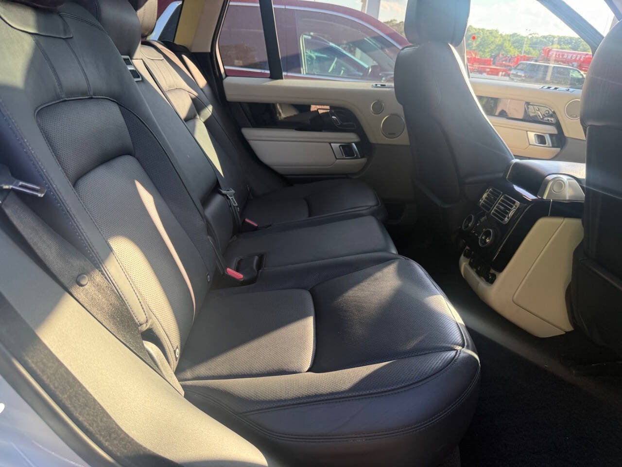 Used 2018 Land Rover Range Rover HSE AWD/4WD image 16