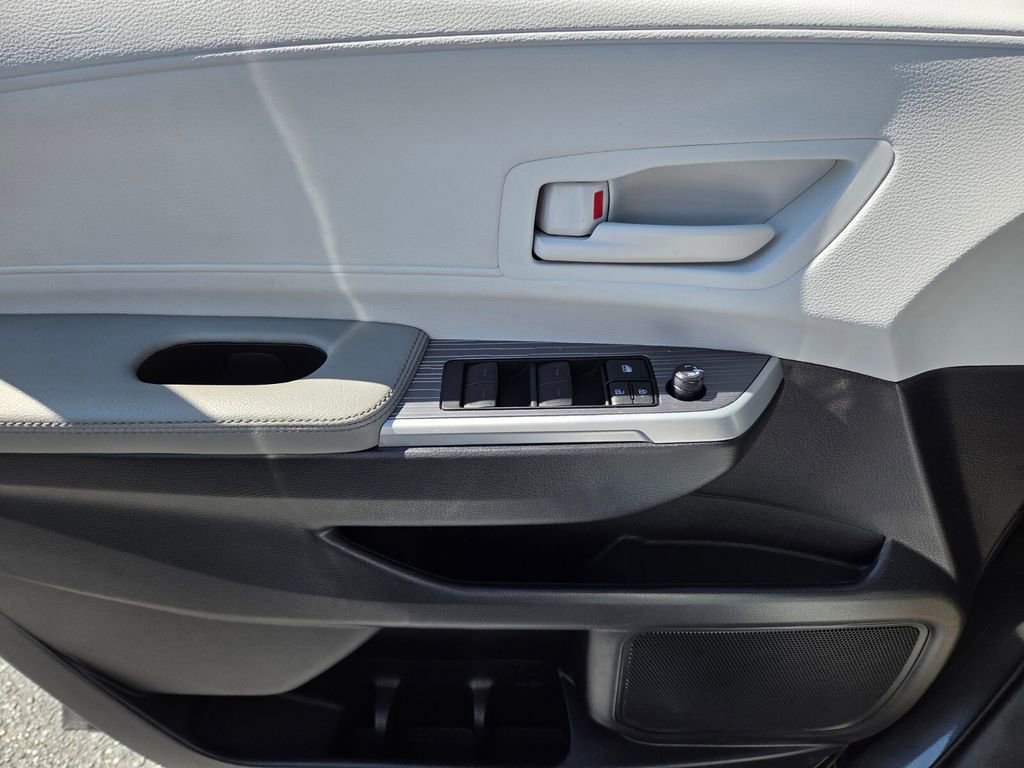 Used 2025 Toyota Sienna LE image 28