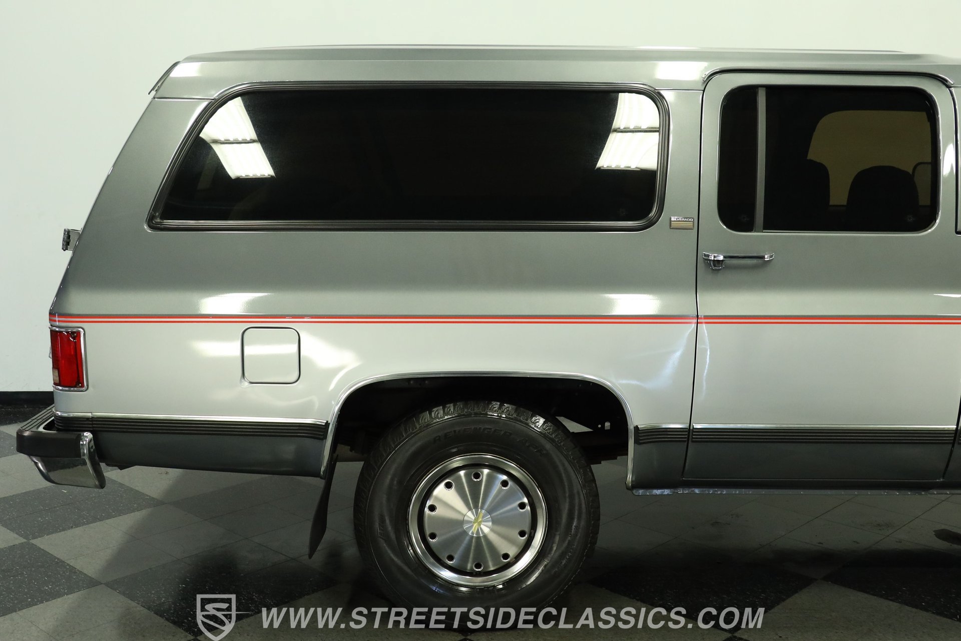 Used 1990 Chevrolet Suburban 2500 RWD image 28