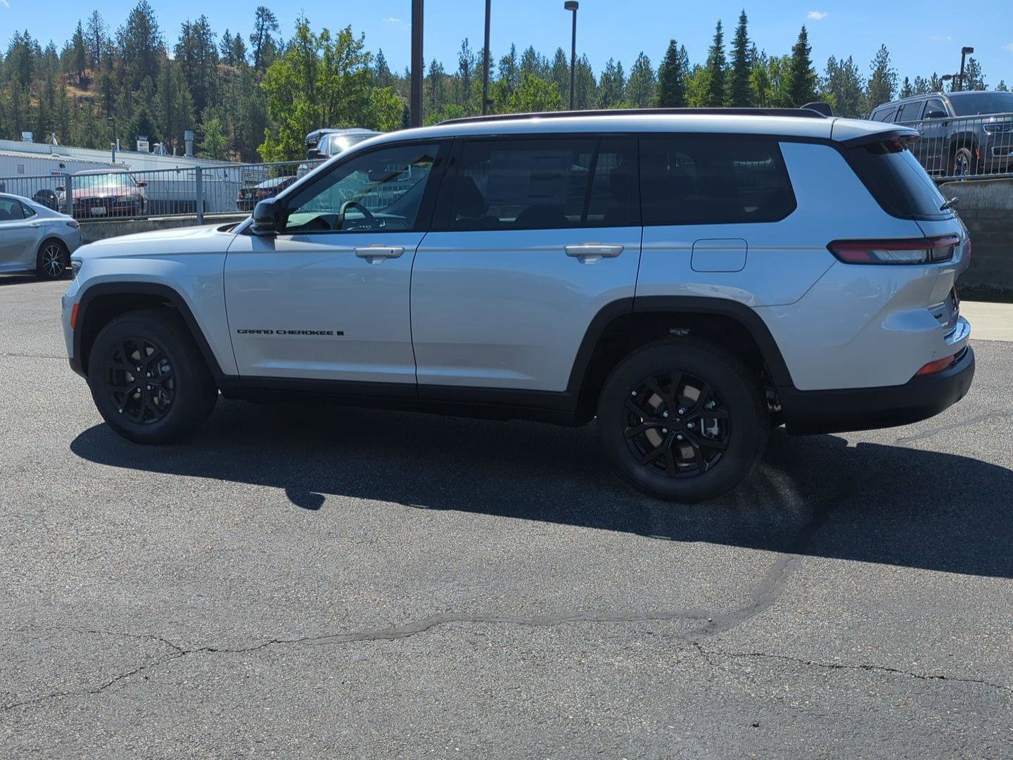New 2025 Jeep Grand Cherokee L Altitude image 4
