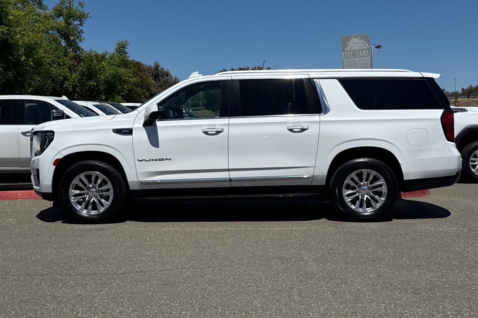 Used 2023 GMC Yukon XL SLT AWD/4WD image 8