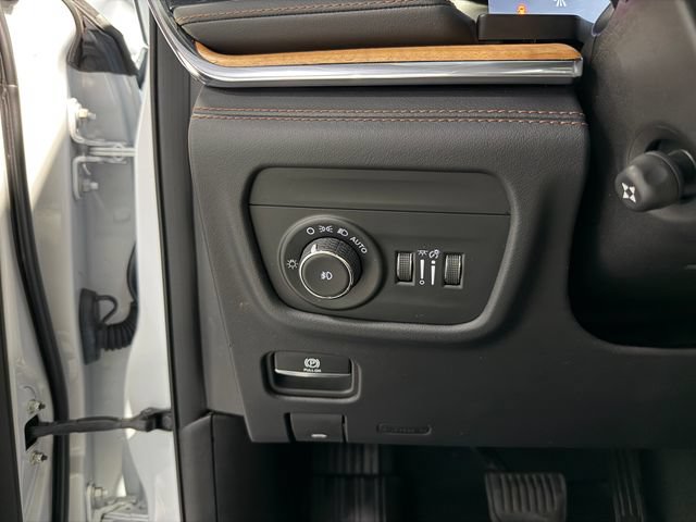 Used 2024 Jeep Grand Cherokee L Summit AWD/4WD image 28