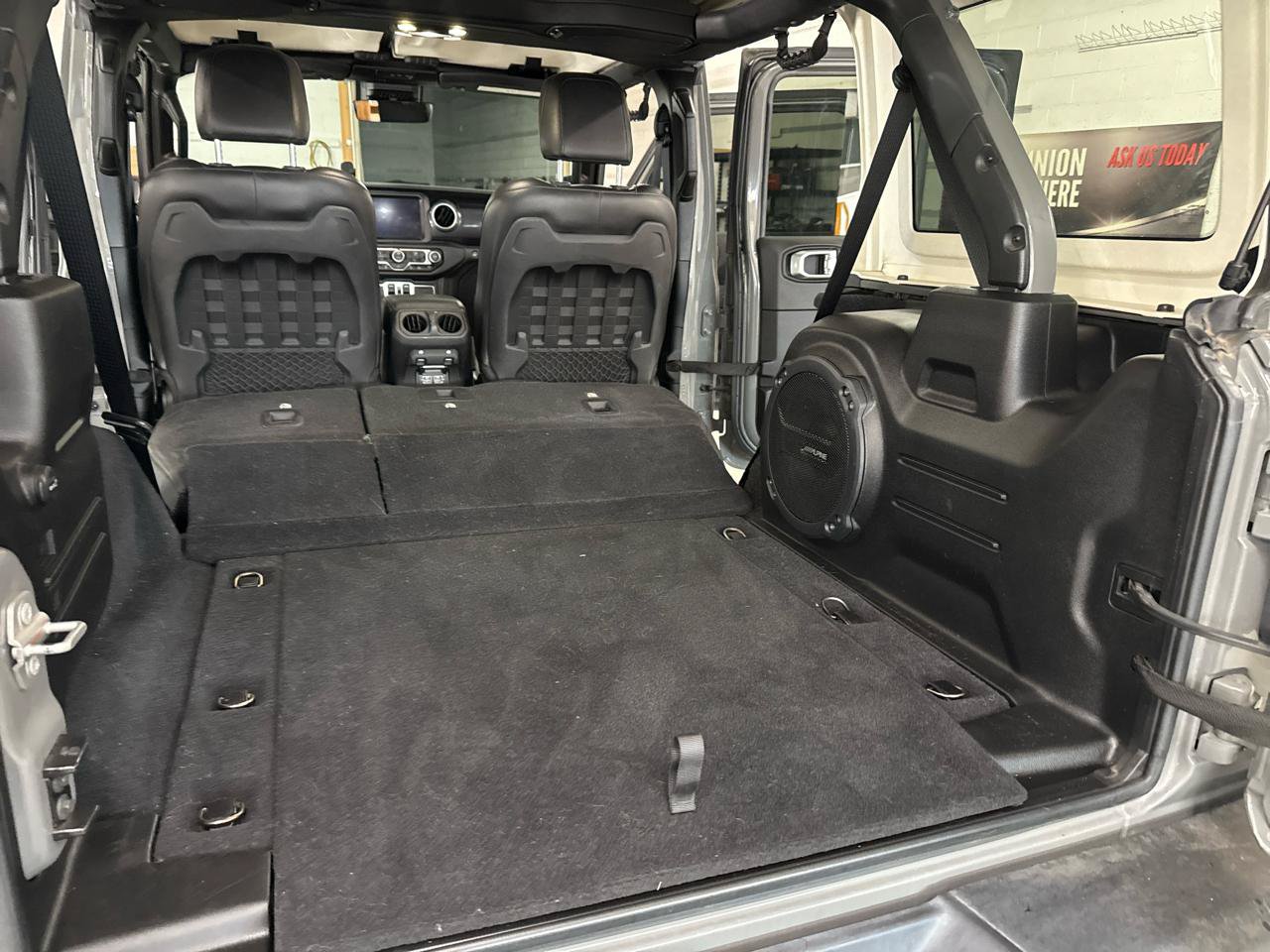 Used 2022 Jeep Wrangler Unlimited Rubicon w/ Xtreme Recon 35" Tire Package AWD/4WD image 49