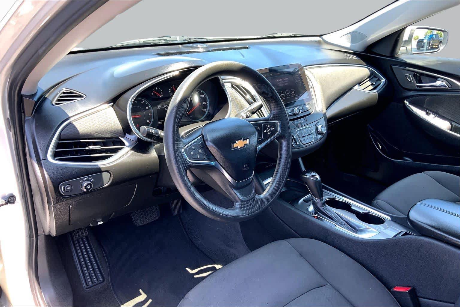 Used 2020 Chevrolet Malibu LT FWD image 18
