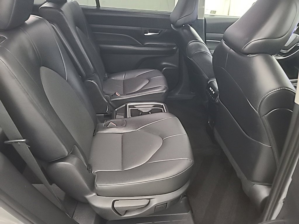 Used 2025 Toyota Grand Highlander AWD image 18