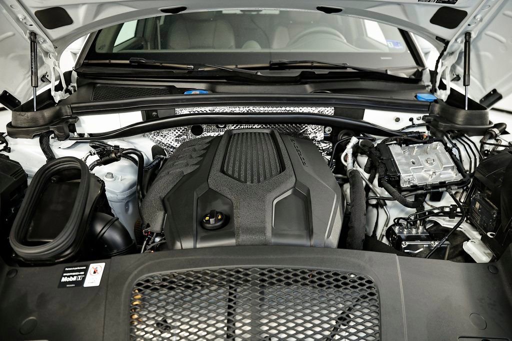 Certified 2025 Porsche Macan image 33