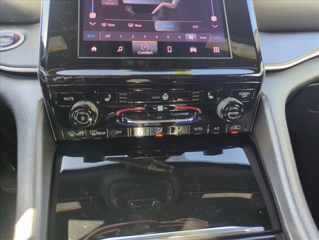 New 2025 Jeep Grand Cherokee Altitude image 11