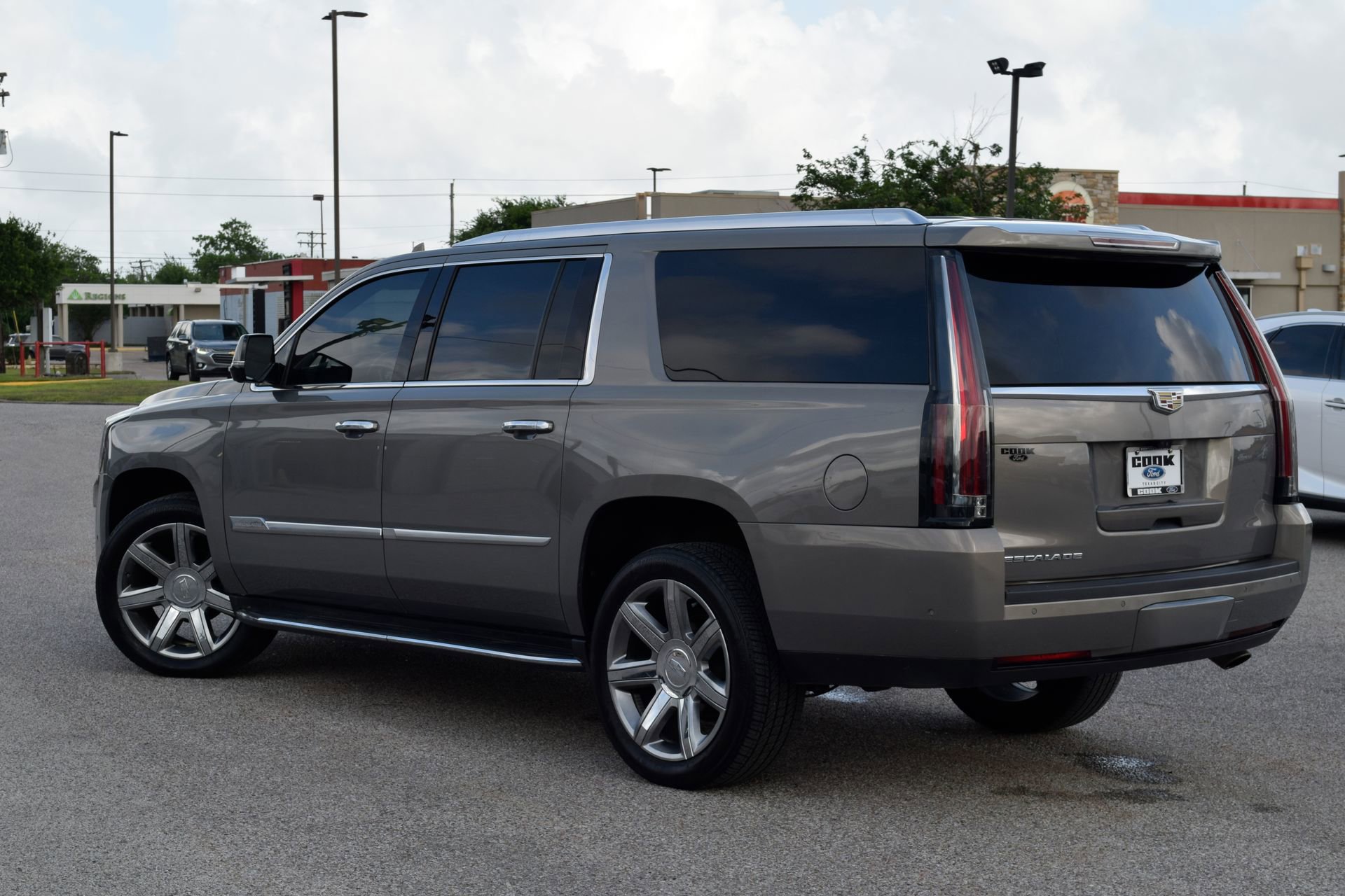 Used 2019 Cadillac Escalade ESV Luxury RWD image 4