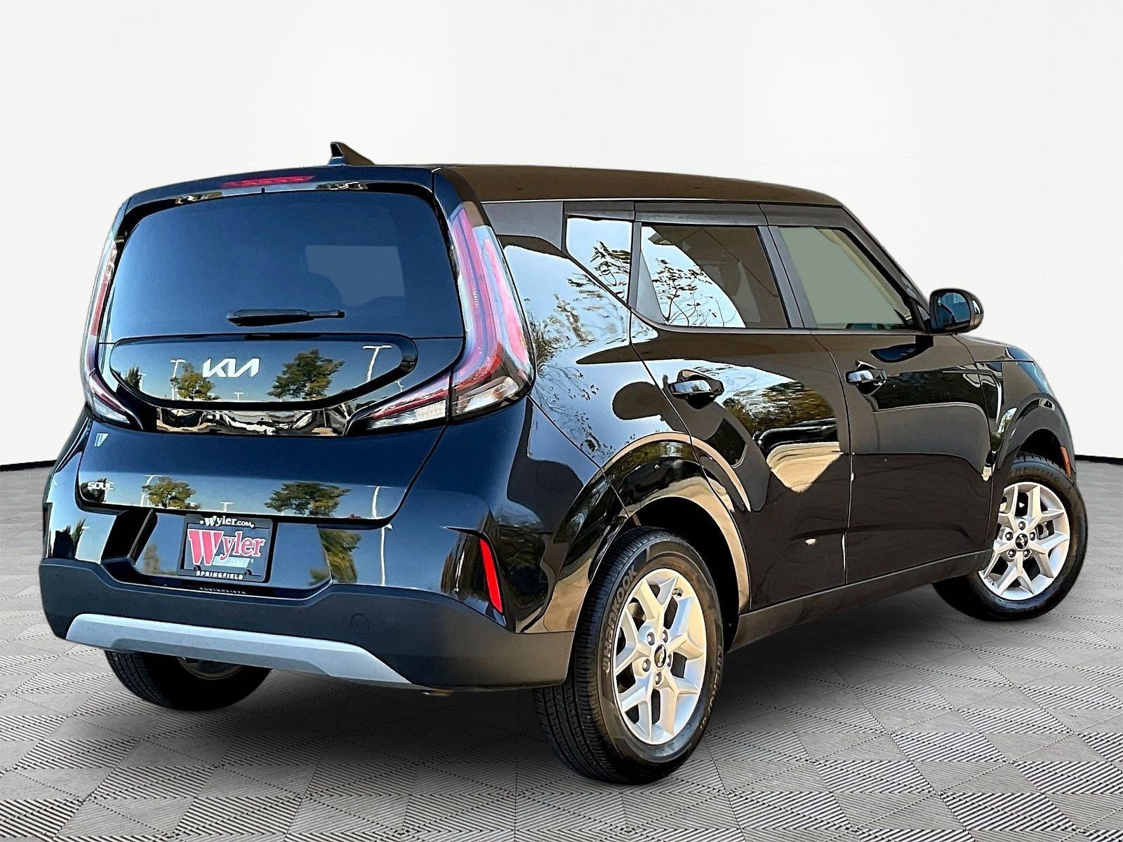 Used 2023 Kia Soul LX w/ LX Technology Package FWD image 6
