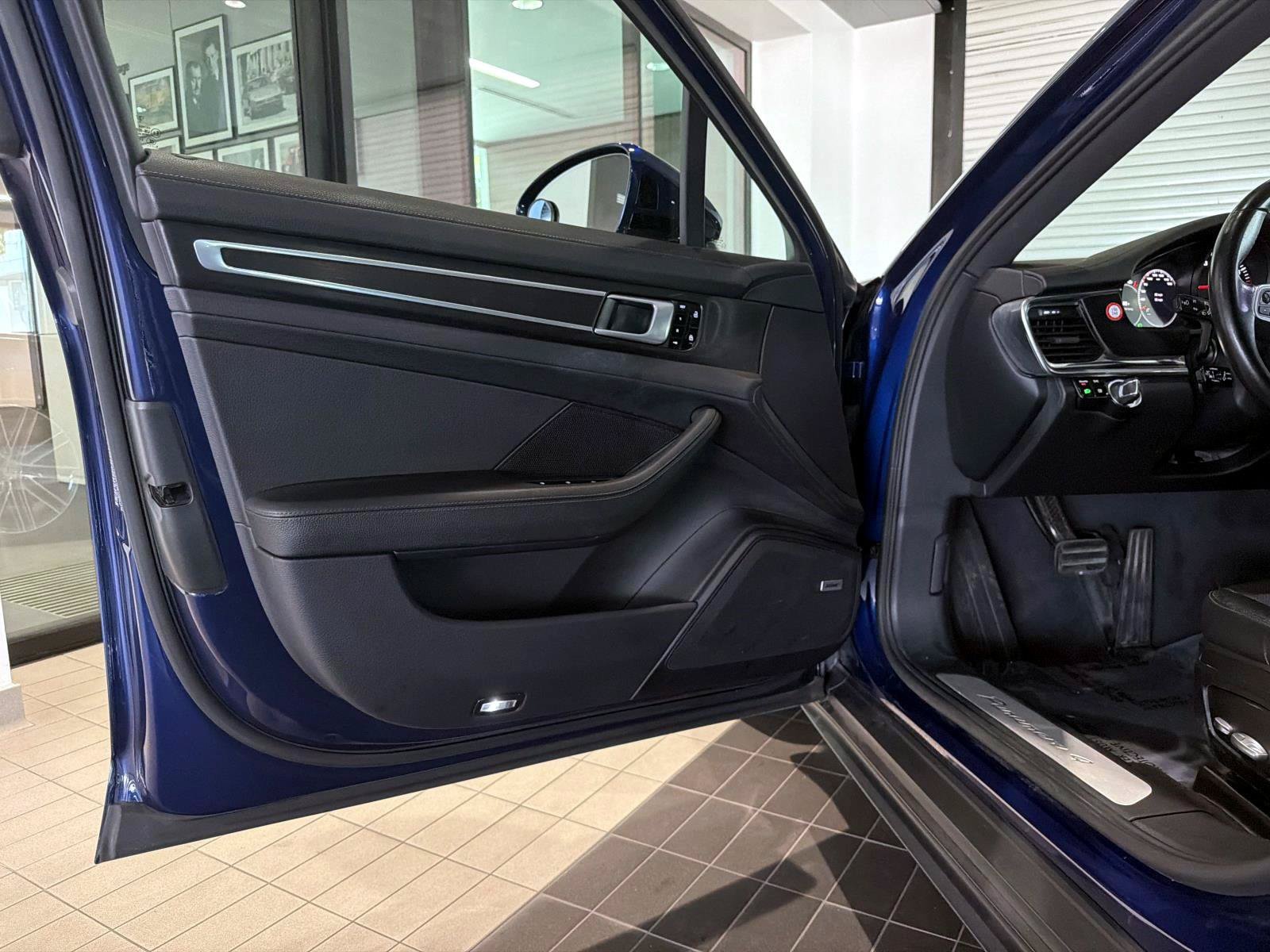 Used 2020 Porsche Panamera RWD image 15