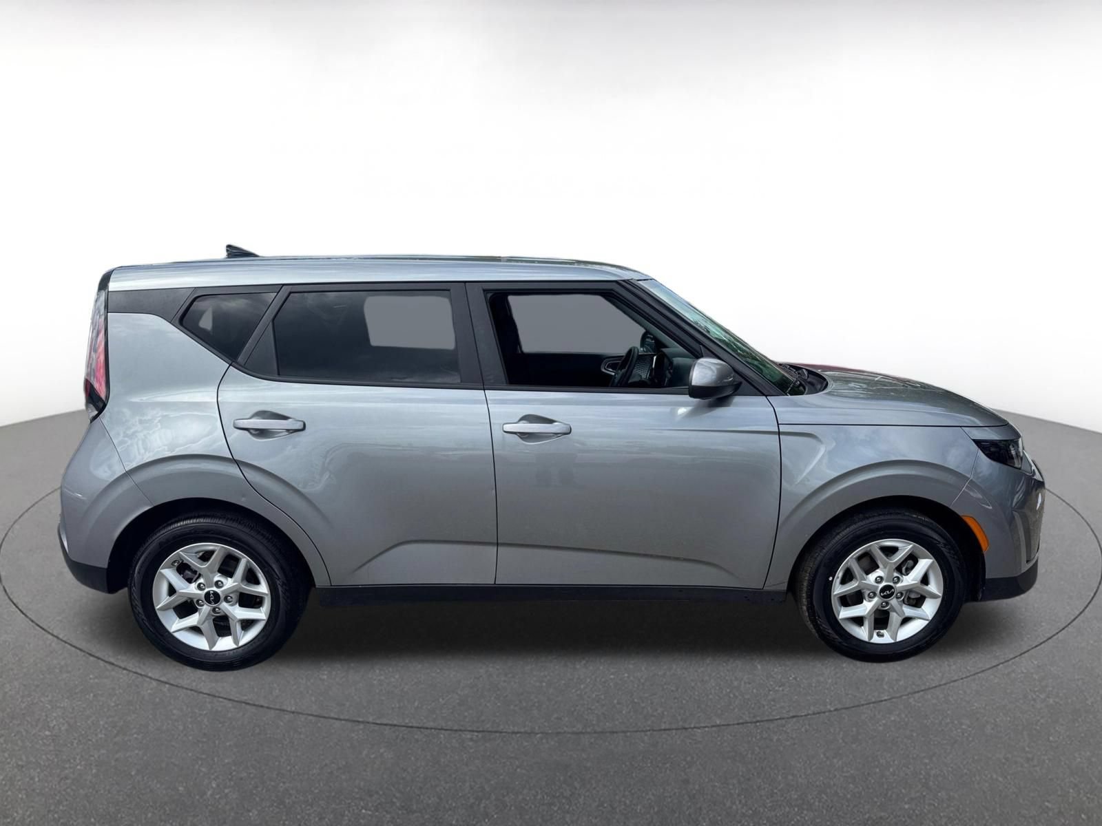 Used 2025 Kia Soul LX w/ LX Technology Package FWD image 15