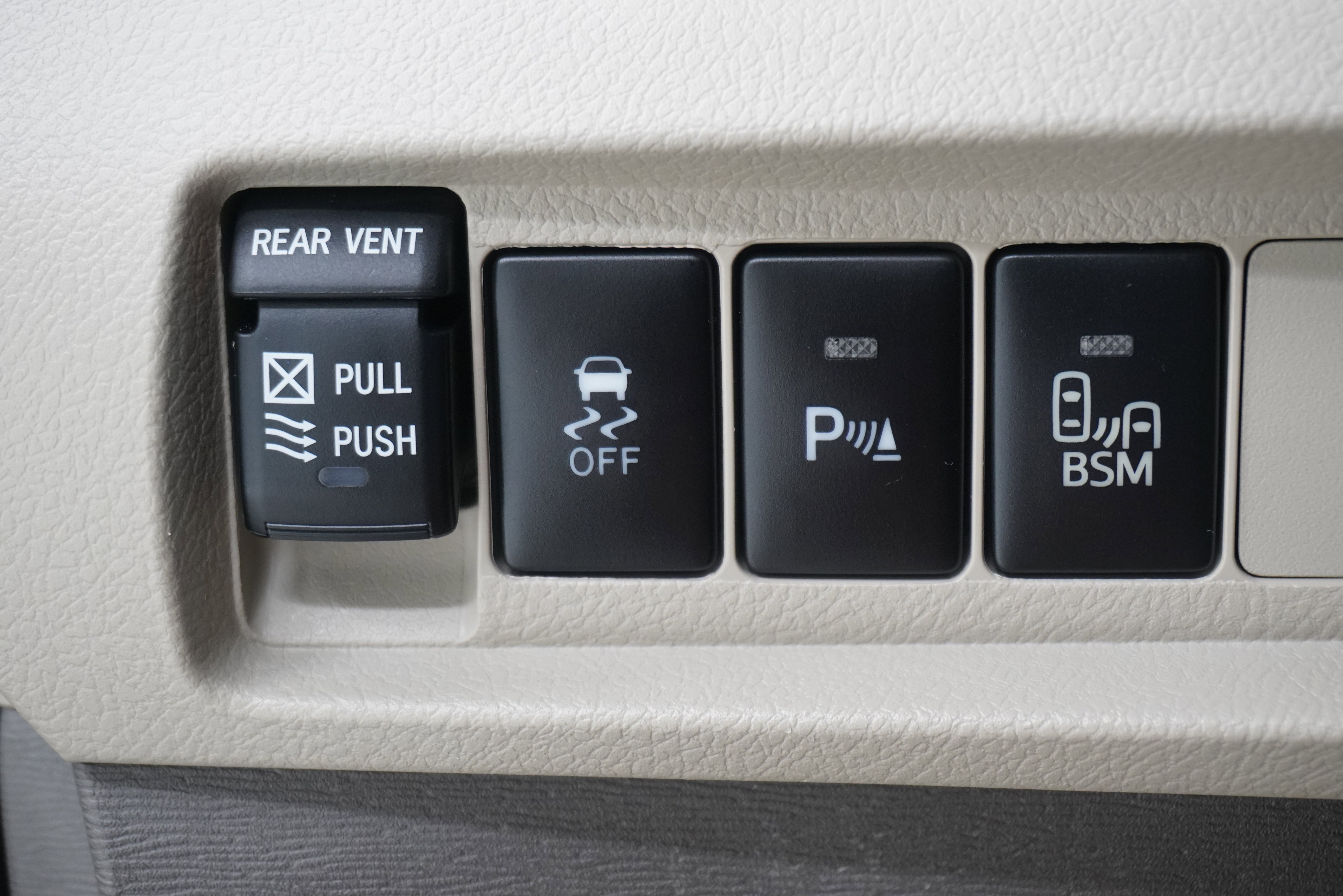 Used 2017 Toyota Sienna XLE w/ XLE Navigation Package FWD image 27
