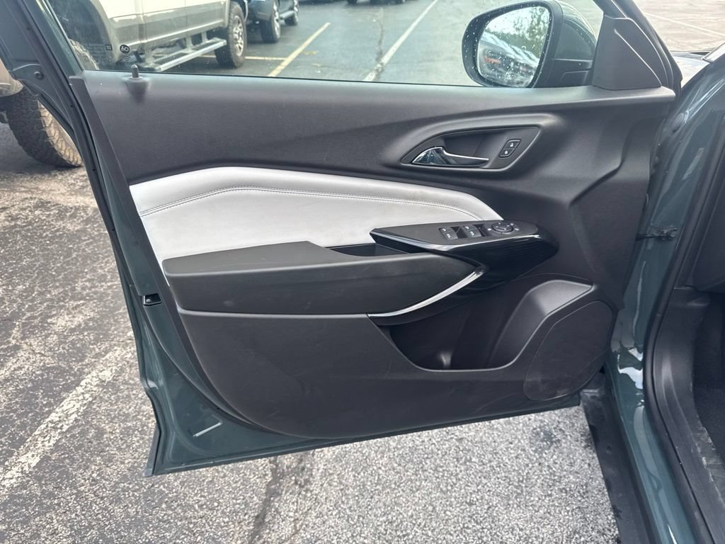 Used 2025 Chevrolet Trax LT FWD image 13