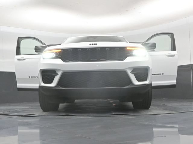 Used 2024 Jeep Grand Cherokee Altitude AWD/4WD image 65