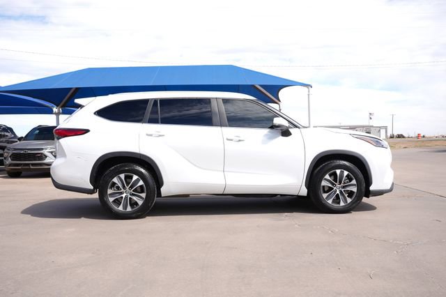 Used 2023 Toyota Highlander XLE image 3