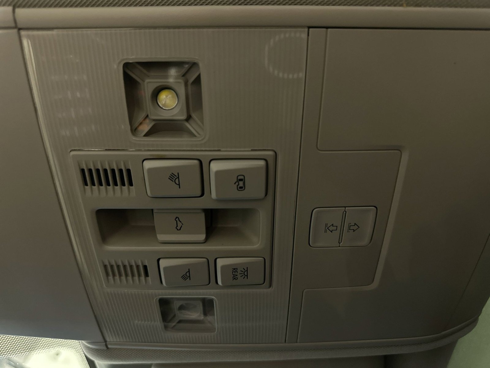 Used 2023 Volkswagen Atlas SEL R-Line image 33