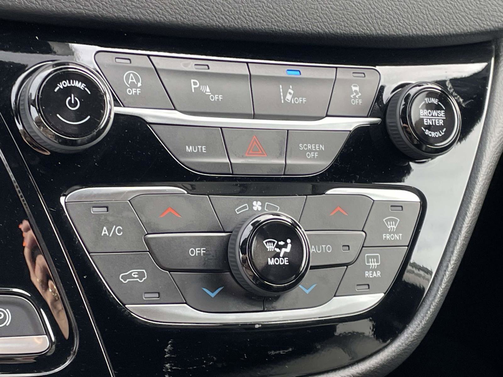 Used 2025 Chrysler Pacifica Select image 17