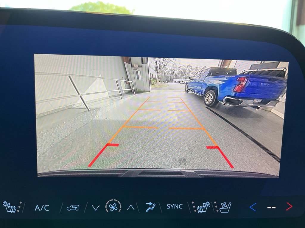 Used 2025 Chevrolet Suburban Premier image 24