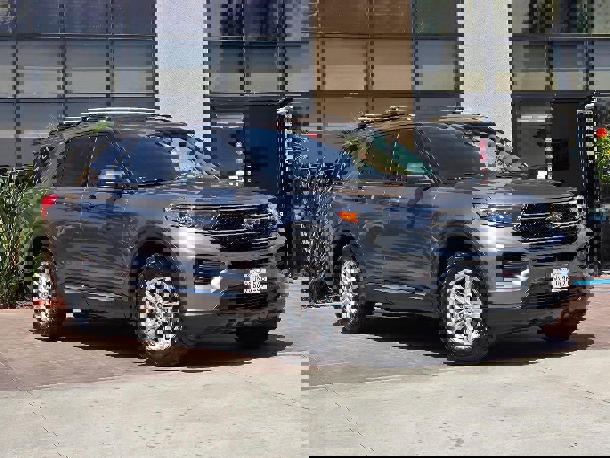 Used 2021 Ford Explorer XLT RWD image 3