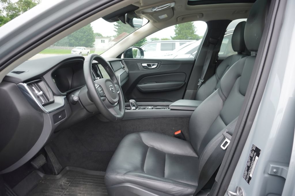 Used 2024 Volvo XC60 B5 Core AWD/4WD image 2