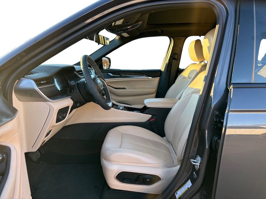 Used 2024 Jeep Grand Cherokee Limited w/ Luxury Tech Group II image 14