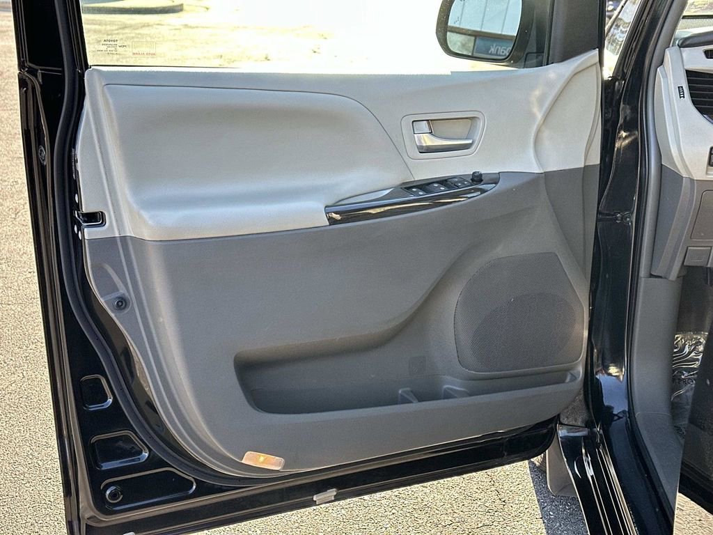 Used 2015 Toyota Sienna Limited image 21