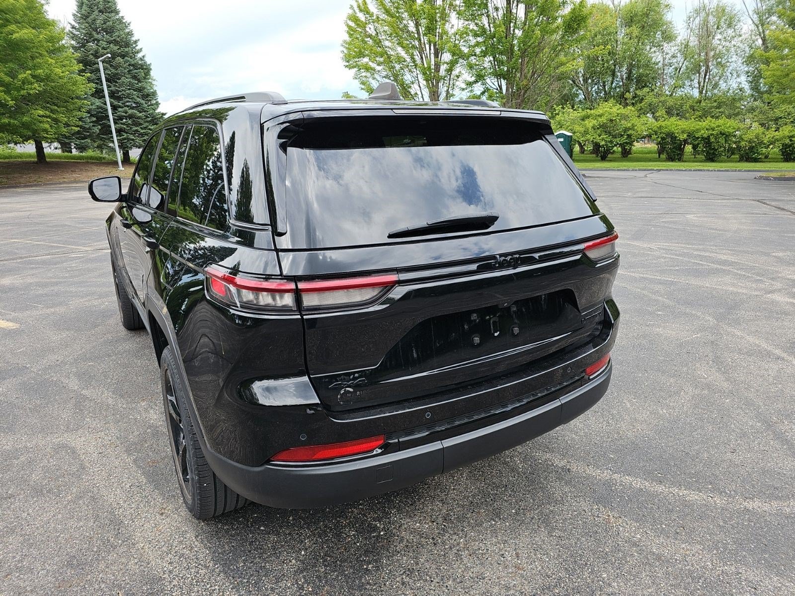 Used 2023 Jeep Grand Cherokee Limited w/ Black Appearance Package AWD/4WD image 3
